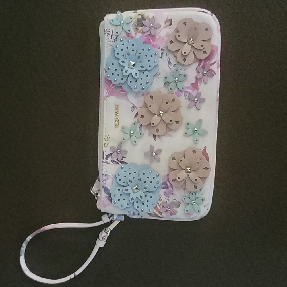 NWOT Nine West embellished wristlet